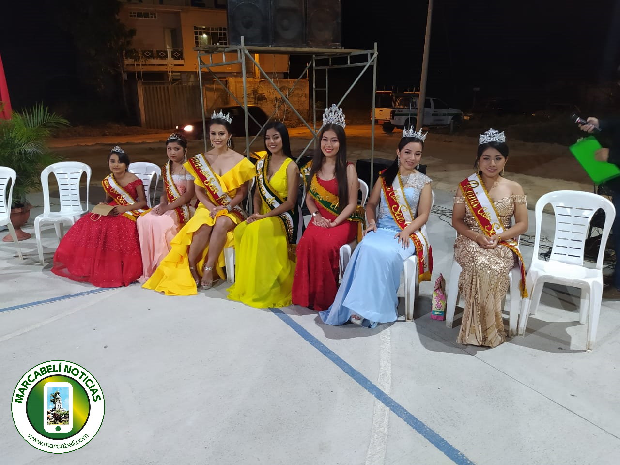 Fotografía de las reinas invitadas y la nueva reina electa.