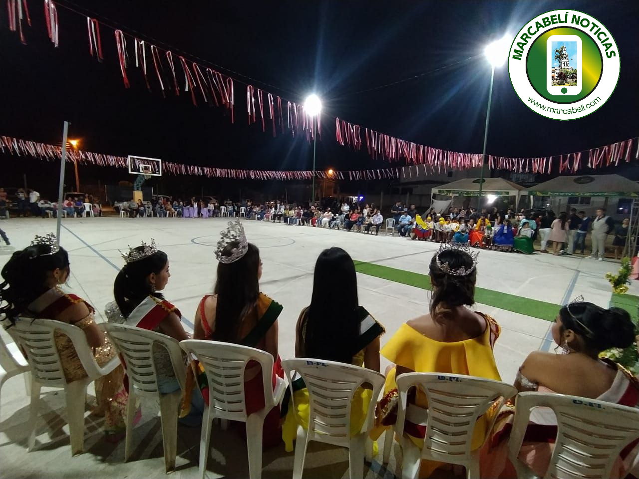 Imagen de las reinas y el público en general.